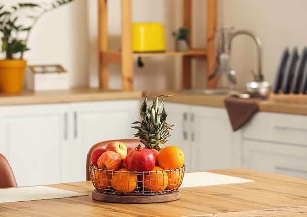 Mesa clara con frutas frescas y alimentos naturales organizados